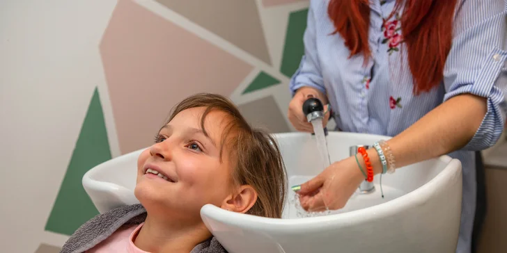Strih pre každého člena rodiny alebo vlasová kúra s masážou hlavy
