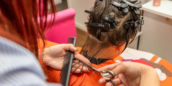 Strih pre každého člena rodiny alebo vlasová kúra s masážou hlavy