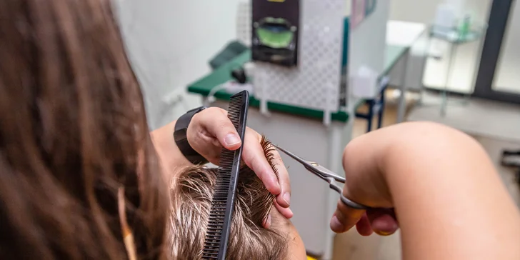 Strih pre každého člena rodiny alebo vlasová kúra s masážou hlavy