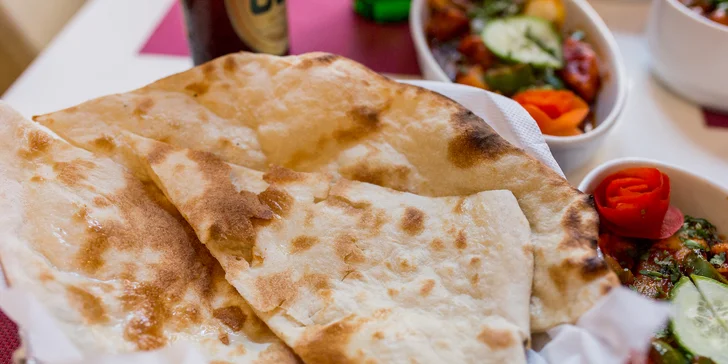 Vegetariánske alebo kuracie špeciality s prílohou + indické pivo