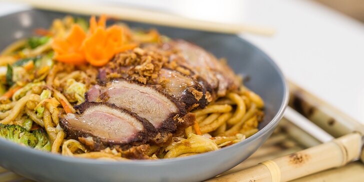 Vegetariánske alebo mäsové restované rezance udon či vietnamské špeciality