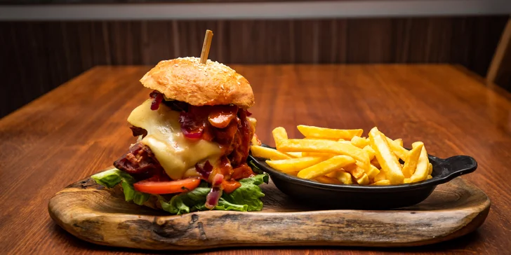 Naložený XXL burger alebo mäsový mix grill tanier s hranolčekmi