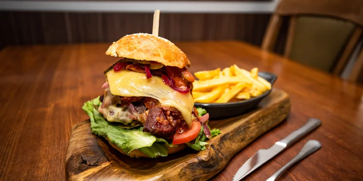Naložený XXL burger alebo mäsový mix grill tanier s hranolčekmi