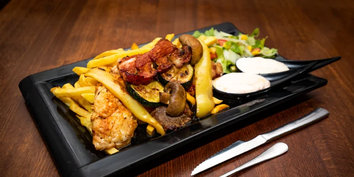 Naložený XXL burger alebo mäsový mix grill tanier s hranolčekmi
