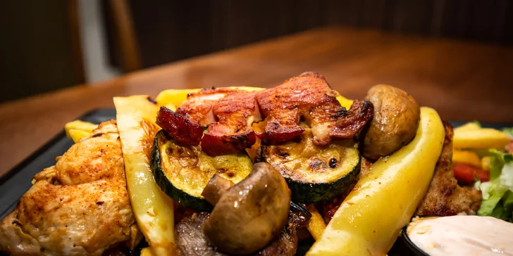 Naložený XXL burger alebo mäsový mix grill tanier s hranolčekmi