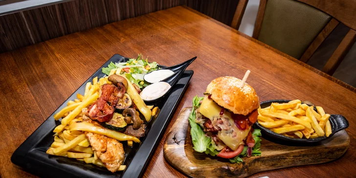 Naložený XXL burger alebo mäsový mix grill tanier s hranolčekmi