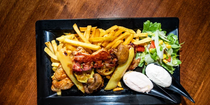 Naložený XXL burger alebo mäsový mix grill tanier s hranolčekmi