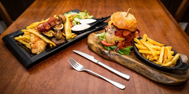 Naložený XXL burger alebo mäsový mix grill tanier s hranolčekmi