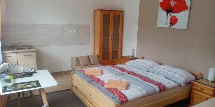 Pobyt s raňajkami a degustáciou vína pri valtickom zámockom parku
