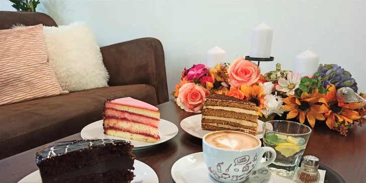 Lahodná torta či lávový koláč s kávou alebo horúci Cappy nápoj so škoricou a citrónom