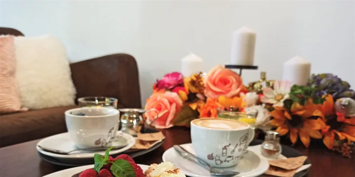 Lahodná torta či lávový koláč s kávou alebo horúci Cappy nápoj so škoricou a citrónom