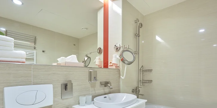 4* hotel iba 2 minúty od kolonády: raňajky alebo polpenzia, neobmedzený vstup do wellness a procedúry