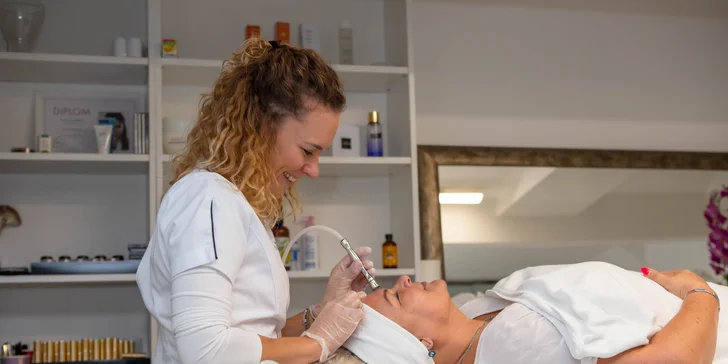 Diamantová mikrodermabrázia či blahodarné ošetrenie facerollerom z ruženínu