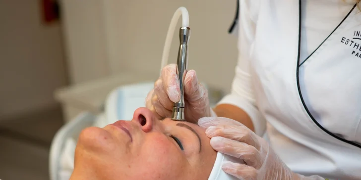 Diamantová mikrodermabrázia či blahodarné ošetrenie facerollerom z ruženínu