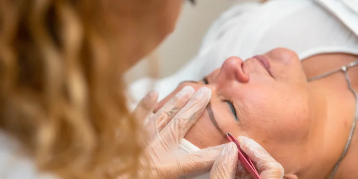 Diamantová mikrodermabrázia či blahodarné ošetrenie facerollerom z ruženínu