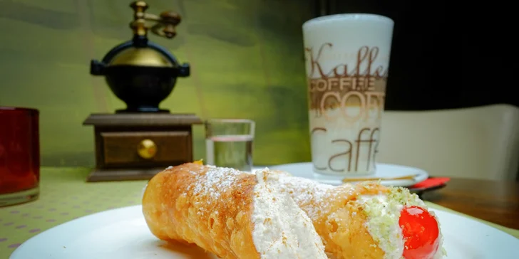 Originálne talianske cannoli s kávou alebo horúca čokoláda s ovocím