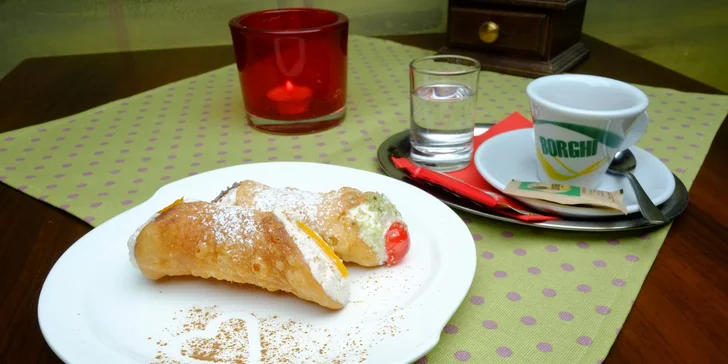 Originálne talianske cannoli s kávou alebo horúca čokoláda s ovocím