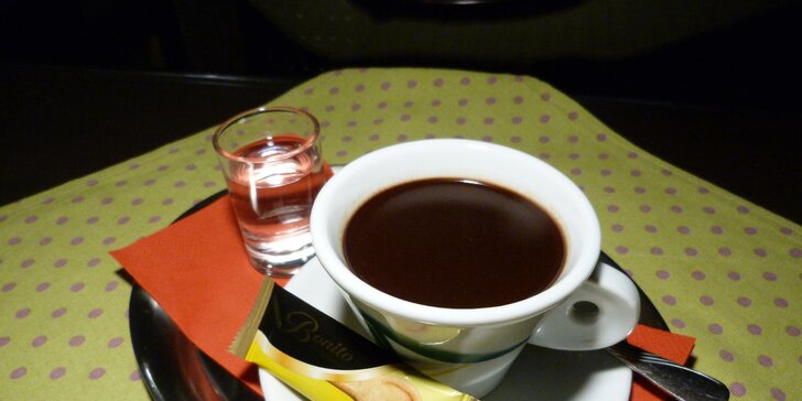 Originálne talianske cannoli s kávou alebo horúca čokoláda s ovocím