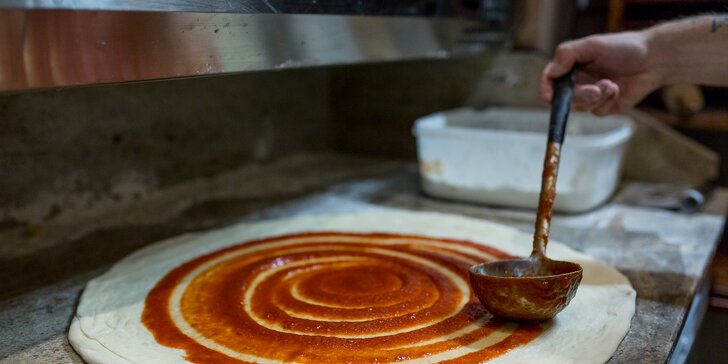 Veľký trojuholník pizze a pravá talianska káva k tomu v Borsaline!