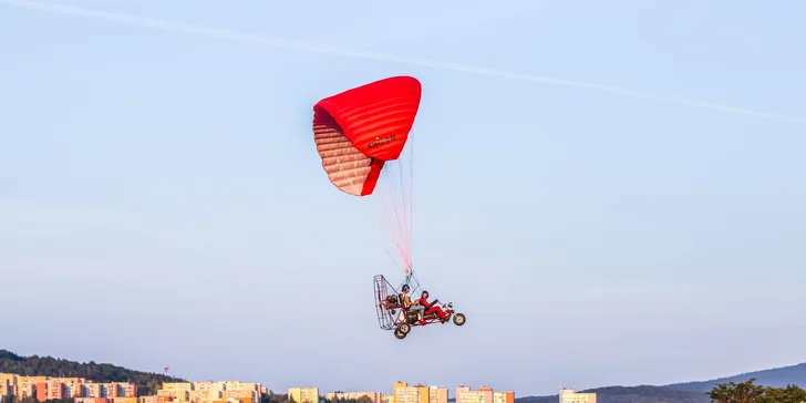 Motorový paragliding – tandemový let ponad Trenčiansky hrad