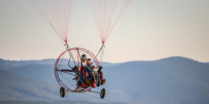 Motorový paragliding – tandemový let ponad Trenčiansky hrad