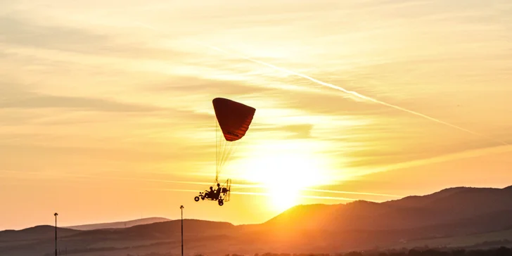 Motorový paragliding – tandemový let ponad Trenčiansky hrad