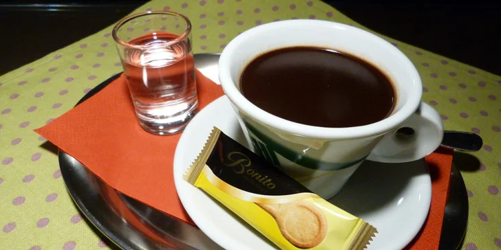 Originálne talianske cannoli s kávou alebo horúca čokoláda s ovocím