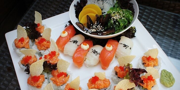 Sushi set SAKE TARTAR v Mama's sushi bar pre dvoch