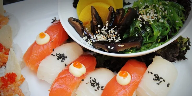 Sushi set SAKE TARTAR v Mama's sushi bar pre dvoch