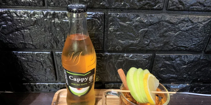 Lahodná torta či lávový koláč s kávou alebo horúci Cappy nápoj so škoricou a citrónom