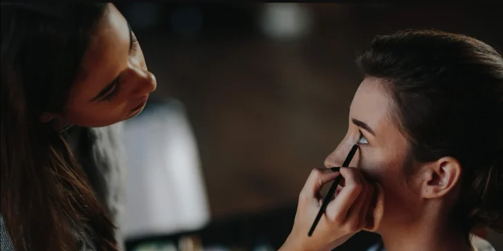 Úprava obočia, lash lifting či mini kurz líčenia s vizážistkou