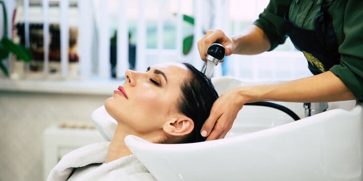 Farbenie, skrátenie a konečná úprava vlasov od šikovnej praktikantky pod vedením odborníkov