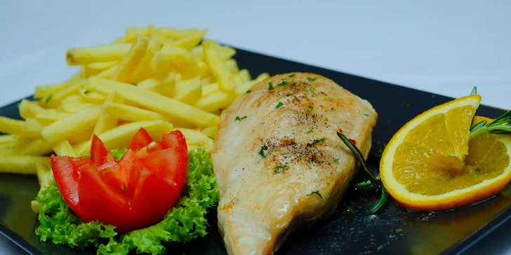 Kurací steak, bravčová živánska, stroganov z panenky alebo losos