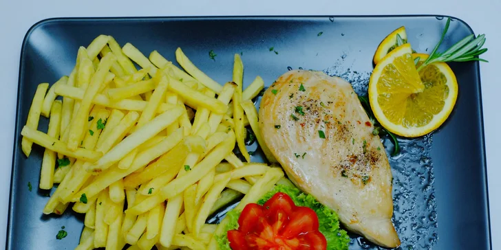 Kurací steak, bravčová živánska, stroganov z panenky alebo losos