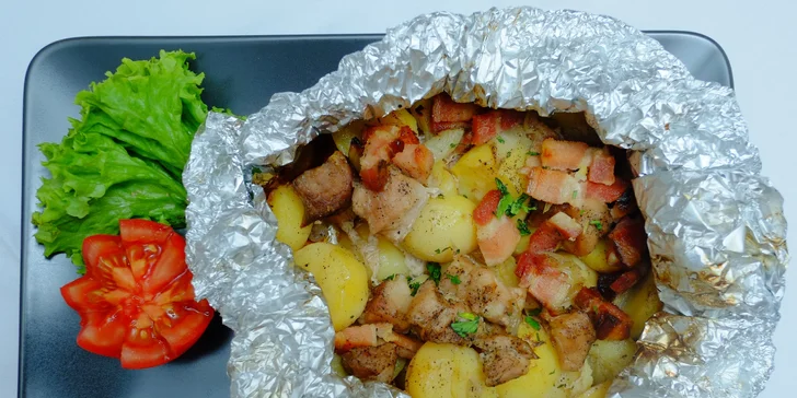 Kurací steak, bravčová živánska, stroganov z panenky alebo losos