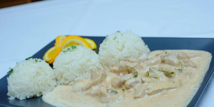 Kurací steak, bravčová živánska, stroganov z panenky alebo losos