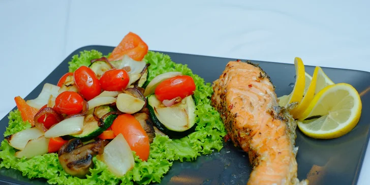 Kurací steak, bravčová živánska, stroganov z panenky alebo losos
