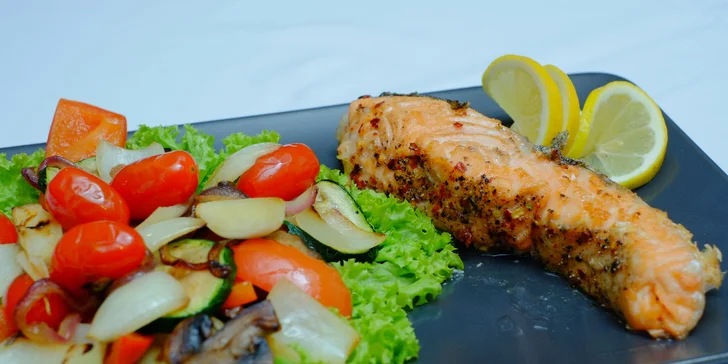 Kurací steak, bravčová živánska, stroganov z panenky alebo losos