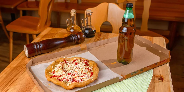 Domáci langoš s dvomi ingredienciami a litrovým nápojom