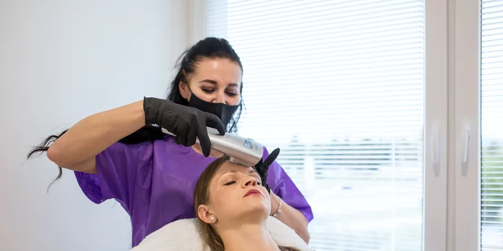 Neinvazívny lifting tváre pomocou pulznej hlavice HIFU v Scarlett Clinic