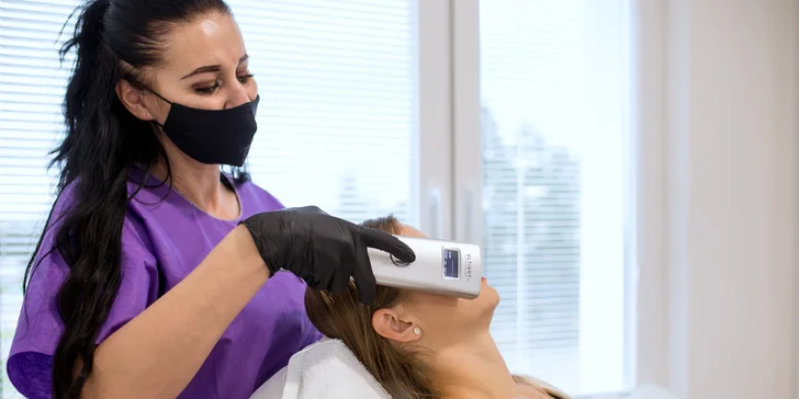 Neinvazívny lifting tváre pomocou pulznej hlavice HIFU v Scarlett Clinic
