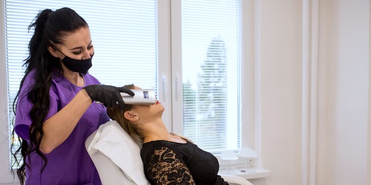 Neinvazívny lifting tváre pomocou pulznej hlavice HIFU v Scarlett Clinic