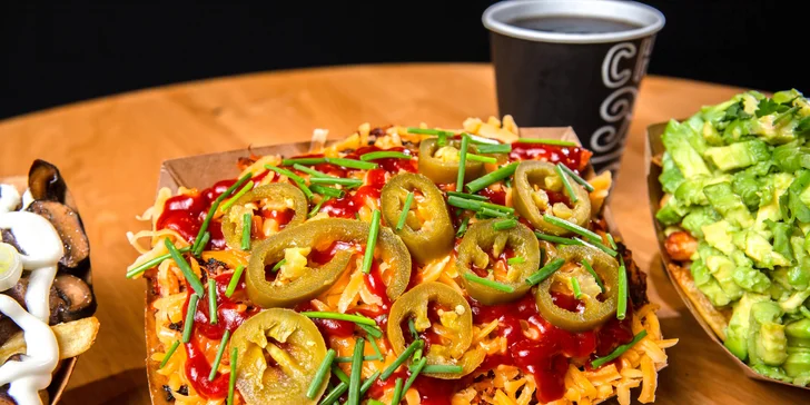 Hot dog či Poutine aj s bezodným nápojom od Chuck & Frida Bory Mall