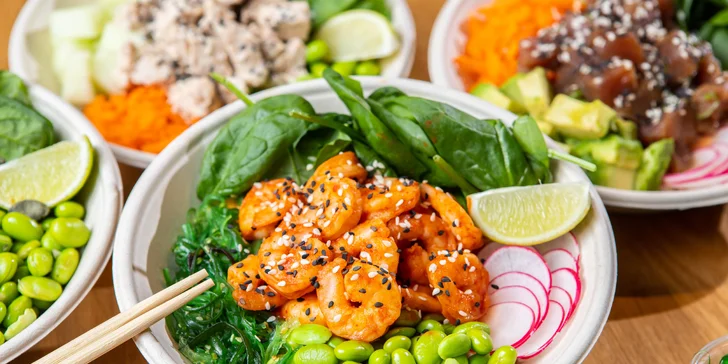 4 druhy chutného a zdravého poké s wakame šalátom a nápojom v Poké bistro