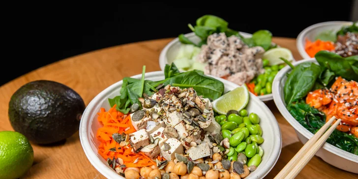 4 druhy chutného a zdravého poké s wakame šalátom a nápojom v Poké bistro