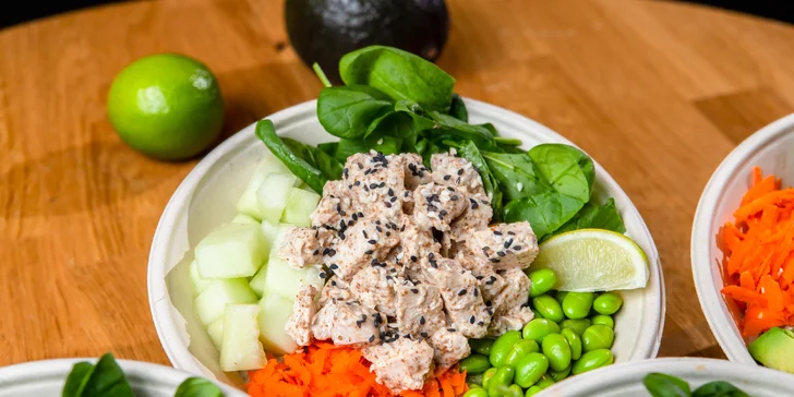 4 druhy chutného a zdravého poké s wakame šalátom a nápojom v Poké bistro