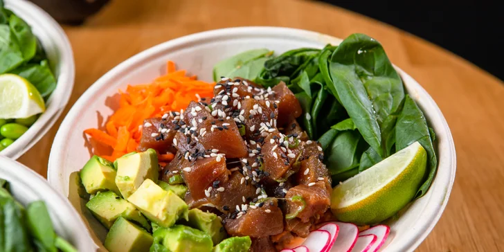 4 druhy chutného a zdravého poké s wakame šalátom a nápojom v Poké bistro