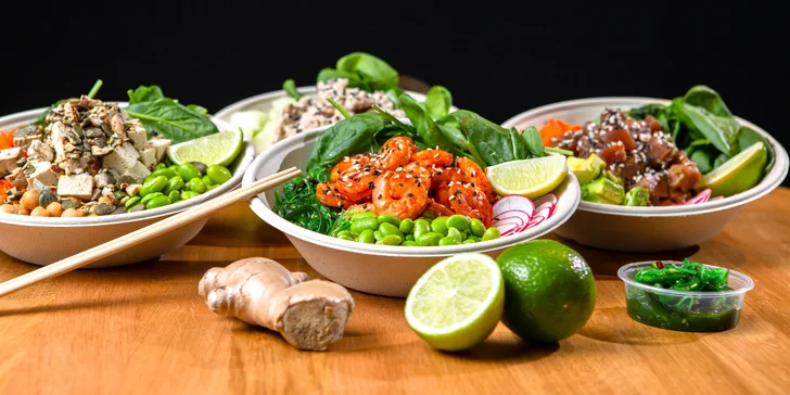 4 druhy chutného a zdravého poké s wakame šalátom a nápojom v Poké bistro