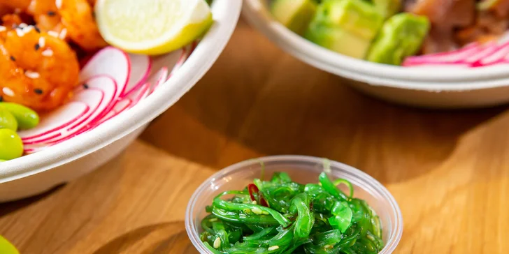 4 druhy chutného a zdravého poké s wakame šalátom a nápojom v Poké bistro