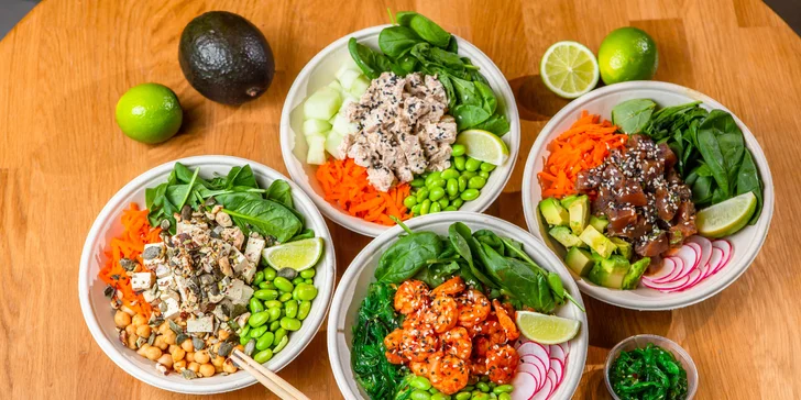 4 druhy chutného a zdravého poké s wakame šalátom a nápojom v Poké bistro